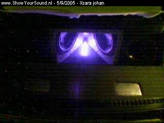 showyoursound.nl - Blaupunkt power!! in Xsara - xsara johan - foto_550_.jpg - het geheel bij nacht met de neon aan 